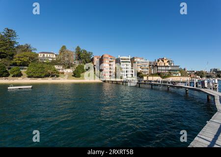 Apartments und Häuser mit Blick auf den Redleaf Pool, auch bekannt als Murray Rose Pool, Double Bay, Sydney, Australien. Stockfoto