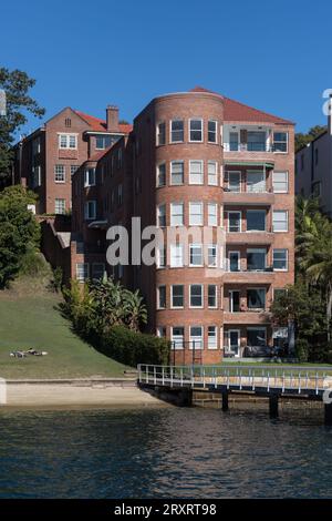 Apartments und Häuser mit Blick auf den Redleaf Pool, auch bekannt als Murray Rose Pool, Double Bay, Sydney, Australien. Stockfoto