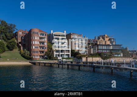 Apartments und Häuser mit Blick auf den Redleaf Pool, auch bekannt als Murray Rose Pool, Double Bay, Sydney, Australien. Stockfoto