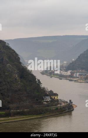 Der Lorelei-Felshügel am Rhein in Deutschland, an einem Frühlingstag Stockfoto