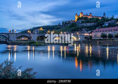 Der Main, Alte Mainbrücke und die Festung Marienberg in der Abenddämmerung, Würzburg, Bayern, Deutschland | Main mit Alte Brücke und Marienber Stockfoto