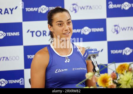 Tokio, Japan. September 2023 27. Die französische Tennisspielerin Caroline GARCIA spricht während einer Pressekonferenz beim Toray Pan Pacific Open Tennis Tournament 2023 im Ariake Coliseum. Das Turnier findet vom 25. September bis zum 1. Oktober statt. (Bild: © Rodrigo Reyes Marin/ZUMA Press Wire) NUR REDAKTIONELLE VERWENDUNG! Nicht für kommerzielle ZWECKE! Stockfoto