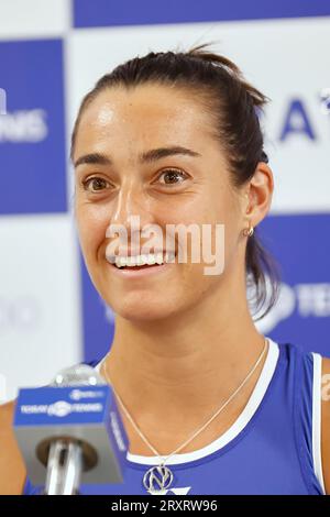 Tokio, Japan. September 2023 27. Die französische Tennisspielerin Caroline GARCIA spricht während einer Pressekonferenz beim Toray Pan Pacific Open Tennis Tournament 2023 im Ariake Coliseum. Das Turnier findet vom 25. September bis zum 1. Oktober statt. (Bild: © Rodrigo Reyes Marin/ZUMA Press Wire) NUR REDAKTIONELLE VERWENDUNG! Nicht für kommerzielle ZWECKE! Stockfoto