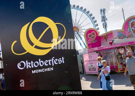 Mittagswiesn, Wiesnbummel bei Sonnenschein, Logo Oktoberfest, München, 26.09.2023 Deutschland, München, 26.09.2023, Mittagswiesn, Logo Oktoberfest, Wiesnbummel bei bestem Wiesnwetter, blauer Himmel, sonnig, Riesenrad, Oktoberfest, Volksfest, bayerisch, Bayern, *** Mittagswiesn, Wiesnbummel bei Sonnenschein, Logo Oktoberfest, München, 26 09 2023 Deutschland, München, 26 09 2023, Mittagswiesn, Logo Oktoberfest, Wiesnbummel bei bestem Wiesnwetter, blauer Himmel, sonnig, Riesenrad, Oktoberfest, Volksfest, Bayerisch, Bayern, Stockfoto