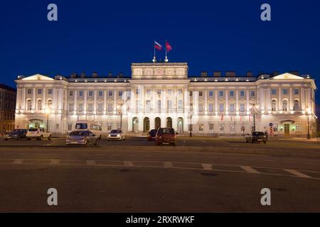 ST. PETERSBURG, RUSSLAND - 03. MAI 2017: Blick auf den Mariinsky-Palast in der Mainacht Stockfoto