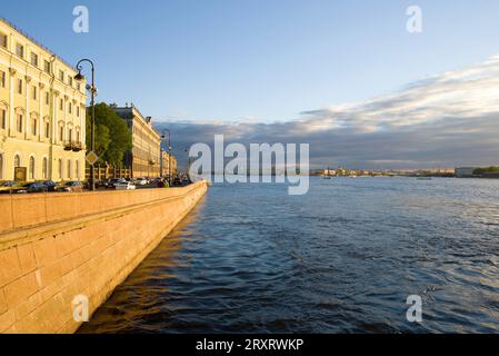 ST. PETERSBURG, RUSSLAND - 29. MAI 2017: Bewölkter Maiabend am Palastufer Stockfoto