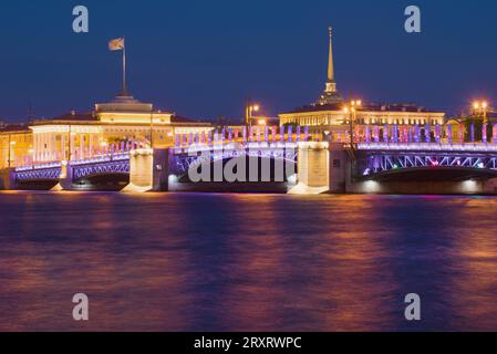 ST. PETERSBURG, RUSSLAND - 2. JUNI 2018: Die Palastbrücke wurde in der Junitagung zur FIFA-Weltmeisterschaft geschmückt Stockfoto