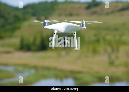 PSKOW REGION, RUSSLAND - 10. JUNI 2018: Fliegender Quadrocopter 'Phantom 4 pro' Full-Face Stockfoto