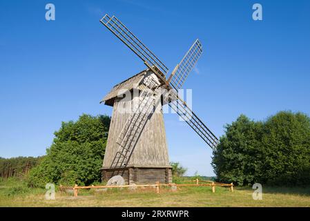 Alte hölzerne Windmühle aus nächster Nähe an einem sonnigen Juninachmittag. Michailowskoje, Region Pskow Stockfoto