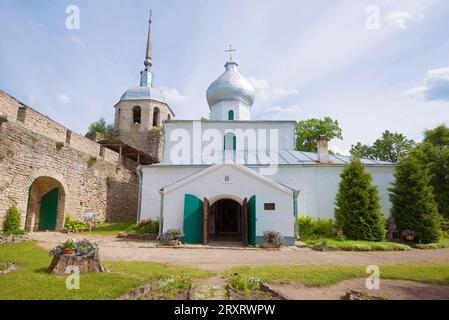 PORHOV, RUSSLAND - 11. JUNI 2018: ST. Nikolaus-Kathedrale in der alten Festung der Stadt Porchow Stockfoto