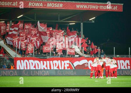 Grödig, Österreich 26. September 2023: ÖFB Cup 2. Runde - 2023/2024 - Austria Salzburg vs. RB Salzburg im Bild: Red Bull Fans mit Mannschaft Stockfoto