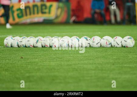 Grödig, Österreich 26. September 2023: ÖFB Cup 2. Runde - 2023/2024 - Austria Salzburg vs. RB Salzburg im Bild: Mehrere Fussbälle liegen auf dem Spielfeld. Stockfoto