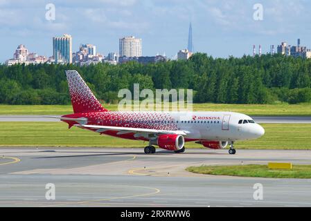 ST PETERSBURG, RUSSLAND - 20. JUNI 2018: Airbus A319-114 (VP-BIU) der Rossiya-Fluggesellschaft nach der Landung auf dem Flughafen Pulkovo Stockfoto