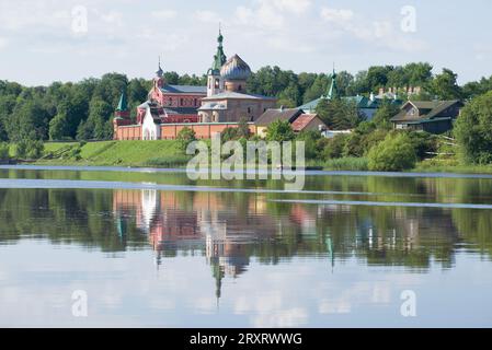 Blick auf das alte Ladoga Nikolsky Kloster am sonnigen Junimorgen. Old Ladoga, Russland Stockfoto