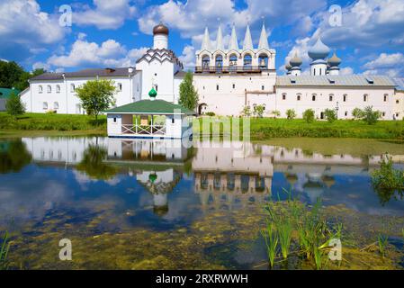 Sonniger Julitag im Tichwinski-Uspensky-Kloster. Tikhvin, Russland Stockfoto