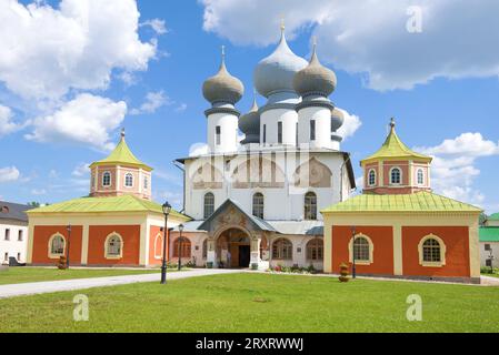Kathedrale der Himmelfahrt der Heiligen Jungfrau Maria aus nächster Nähe an einem sonnigen Julitag. Kloster Tikhvin Assumption, Russland Stockfoto