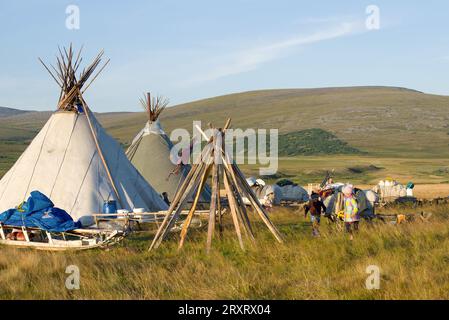 YAMAL, RUSSLAND - 22. AUGUST 2018: Kinder spielen bei den Rentierhirten im Sommer Stockfoto