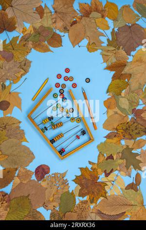 Gebrochener Abacus mit vielen bunten Perlen. Mathematischer Jahrgang gebrochener Holzabakus. Stockfoto