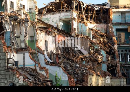 Ein Fragment eines zerstörten Hauses in Nahaufnahme Stockfoto