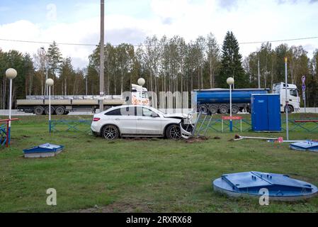 LENINGRADER REGION, RUSSLAND - 25. SEPTEMBER 2023: Ein Unfall an einer Tankstelle. Russland Stockfoto