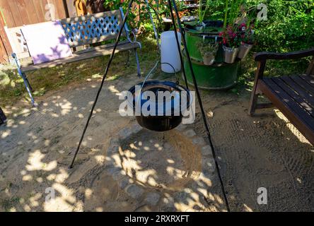 Kesselgulasch im Garten bei einer Feuerstelle Stockfoto