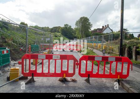 Wendover, Buckinghamshire, Großbritannien. September 2023. Die Ellesborough Road in Wendover ist derzeit für den Verkehr gesperrt, da die HS2 im Rahmen der Bauarbeiten für die HS2 High Speed Rail 2 eine Umleitung der Versorgungsleitungen durchführt. Am Wochenende wurde weithin berichtet, dass Premierminister Rishi Sunak voraussichtlich den Stecker auf dem HS2 Northern Leg von Birmingham nach Manchester ziehen wird, da die Kosten des Projekts weiterhin außer Kontrolle geraten. Die Ankündigung wird voraussichtlich Ende dieser Woche vor der Tory Party Conference erfolgen. Kredit: Maureen McLean/Alamy Stockfoto