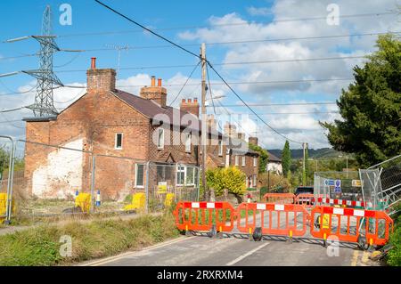 Wendover, Buckinghamshire, Großbritannien. September 2023. Die Ellesborough Road in Wendover ist derzeit für den Verkehr gesperrt, da die HS2 im Rahmen der Bauarbeiten für die HS2 High Speed Rail 2 eine Umleitung der Versorgungsleitungen durchführt. Am Wochenende wurde weithin berichtet, dass Premierminister Rishi Sunak voraussichtlich den Stecker auf dem HS2 Northern Leg von Birmingham nach Manchester ziehen wird, da die Kosten des Projekts weiterhin außer Kontrolle geraten. Die Ankündigung wird voraussichtlich Ende dieser Woche vor der Tory Party Conference erfolgen. Kredit: Maureen McLean/Alamy Stockfoto