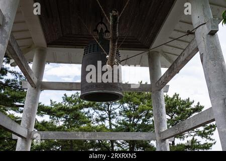 Historische Glocke der Völkerbrücke auf dem Gelände des Schlosses Shimbara in Japan Stockfoto