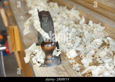 Lieblings-Tischflugzeug bei Holzbearbeitungsprojekten für einen Handwerker Stockfoto