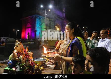 September 25, 2023, Mumbai, Maharashtra, Indien: ein Devotee führt Rituale auf und betet zu einem Götzenbild des hinduistischen Gottes Ganesh, der Gottheit des Wohlstands, bevor es am siebten Tag des Ganesh Chaturthi Festivals in Mumbai, Indien, am 25. September 2023 in das Meer neben dem Gateway of India Monument getaucht wird. (Bild: © Niharika Kulkarni/ZUMA Press Wire) NUR REDAKTIONELLE VERWENDUNG! Nicht für kommerzielle ZWECKE! Stockfoto