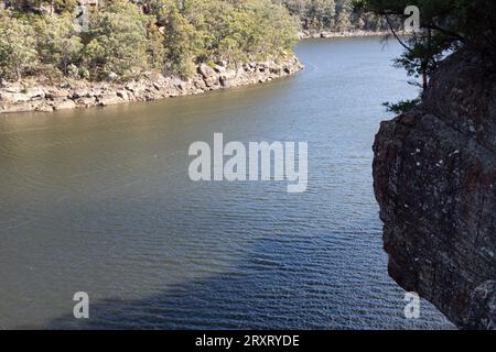 Ein Blick von einem der vielen Aussichtspunkte entlang des Ufers des Nepean Dam. Stockfoto