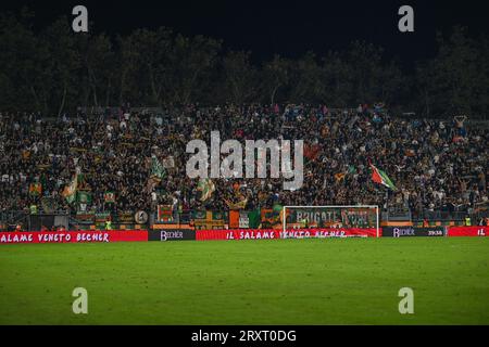 Venezia F.C. Fans während des italienischen Fußballspiels der Serie BKT Venezia F.C. gegen Palermo F.C. im Pier Luigi Penzo Stadion, Venedig, Italien, 26. September 2023 Stockfoto