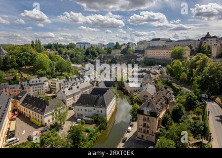 Luxemburg an einem schönen Sommertag, eine wunderschöne historische Stadt mit wunderschönen Gebäuden und Türmen im Land Luxemburg Stockfoto