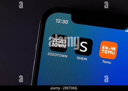 SHEIN App von Roadget BusinessPte. Ltd., TEMU App von Whaleco Inc. Und ZOZOTOWN von ZOZO, inc. App werden in Tokio, Japan, 14. September 2023 gesehen. SHEIN und ZOZOTOWN sind Online-Modehändler. TEMU ist ein Online-Marktplatz-Service von Pinduoduo Inc., einem chinesischen Online-Einzelhändler. (Foto: Shingo Tosha/AFLO) Stockfoto