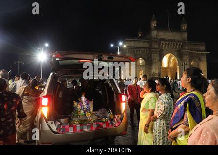 September 25, 2023, Mumbai, Maharashtra, Indien: die Menschen sehen ein Idol des hinduistischen Gottes Ganesh, der Gottheit des Wohlstands, im Kofferraum eines Autos, bevor es am siebten Tag des Ganesh Chaturthi Festivals in Mumbai, Indien, am 25. September 2023 in das Meer neben dem Gateway of India Monument getaucht wird. (Bild: © Niharika Kulkarni/ZUMA Press Wire) NUR REDAKTIONELLE VERWENDUNG! Nicht für kommerzielle ZWECKE! Stockfoto