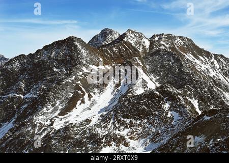 Toller Blick auf die alpen im senalstal mit Felsen und Schnee von sonnigem Herbsttag. Schnalstal, Südtirol, Italien, Europa Stockfoto