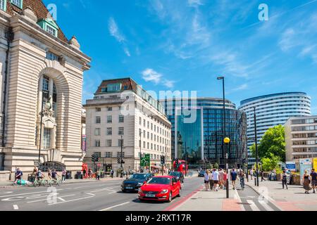 Blick auf die Westminster Bridge Road und das Park Plaza Hotel in Waterloo. London, England Stockfoto