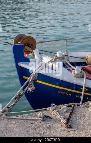Bunt bemalte Bögen eines traditionellen Holzfischbootes auf der ionischen Insel zante oder Zakynhos Stockfoto