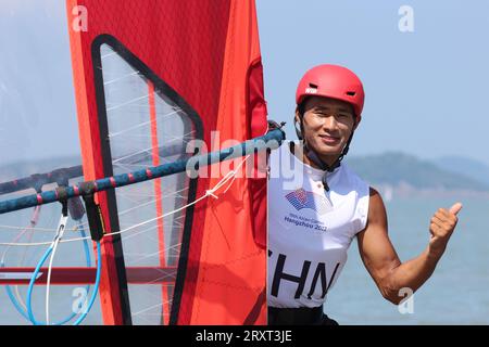 NINGBO, 27. September 2023 (Xinhua) -- BI Kun aus China feiert nach dem Sieg des Men's Windsurfing iQFoil Final of Sailing bei den 19. Asienspielen in Ningbo, ostchinesische Provinz Zhejiang, 27. September 2023. (Xinhua/Zhang Tao) Stockfoto