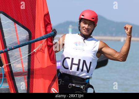 NINGBO, 27. September 2023 (Xinhua) -- BI Kun aus China feiert nach dem Sieg des Men's Windsurfing iQFoil Final of Sailing bei den 19. Asienspielen in Ningbo, ostchinesische Provinz Zhejiang, 27. September 2023. (Xinhua/Zhang Tao) Stockfoto