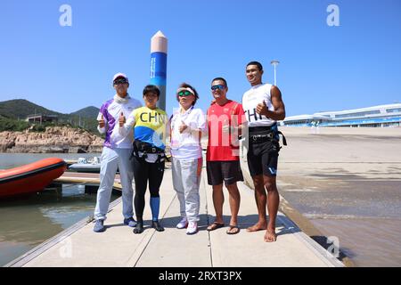 NINGBO, 27. September 2023 (Xinhua) -- BI Kun (1. R) aus China feiert nach dem Sieg des Men's Windsurfing iQFoil Final of Sailing bei den 19. Asienspielen in Ningbo, ostchinesische Provinz Zhejiang, 27. September 2023. (Xinhua/Zhang Tao) Stockfoto