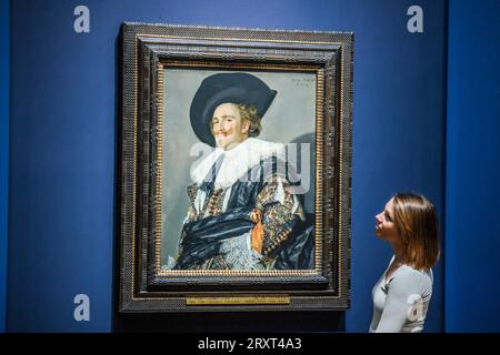 London UK 27 Sep 2023 The Laughing Cavalier Oil on Canvas 1624Die größte Ausstellung von Frans Hals Gemälden seit mehr als 30 Jahren - einschließlich der epischen Großgruppenporträts aus den Niederlanden bei einem unglaublich seltenen Besuch, Eröffnung in der National Gallery The Credit Suisse Exhibition: Frans Hals (30. September 2023 – 21. Januar 2024) ist die erste monografische Großausstellung, die dem niederländischen Porträtmaler des 17. Jahrhunderts seit einer Generation gewidmet ist.Paul Quezada-Neiman/Alamy Live News Stockfoto