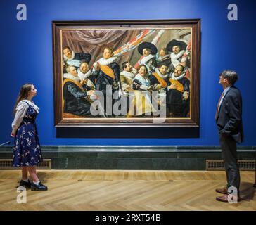 London UK 27 Sep 2023 Bankett der Offiziere der St. George Civic Guard (1627) die größte Ausstellung von Frans Hals Gemälden seit mehr als dreißig Jahren - einschließlich der epischen Großgruppenporträts aus den Niederlanden bei einem unglaublich seltenen Besuch, die Credit Suisse Exhibition: Frans Hals (30. September 2023 – 21. Januar 2024) ist die erste monographische Großausstellung, die dem niederländischen Porträtmaler des 17. Jahrhunderts seit einer Generation gewidmet ist. Paul Quezada-Neiman/Alamy Live News Stockfoto