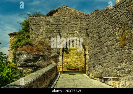 Burgmauern und Eingangsportal zum mittelalterlichen Dorf Castel Trosino. Provinz Ascoli Piceno, Region Marken, Italien, Europa Stockfoto