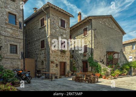 Alte mittelalterliche Häuser aus Travertinstein, restauriert in Castel Trosino. Provinz Ascoli Piceno, Region Marken, Italien, Europa Stockfoto