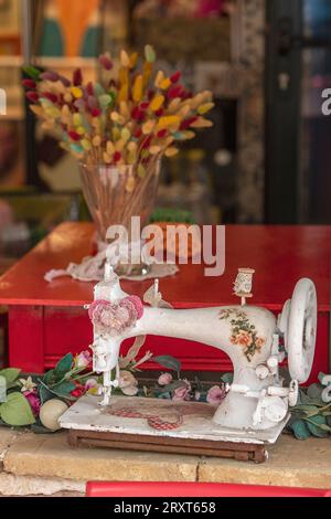 Vintage-Nähmaschine mit Blumen bemalt und jetzt als Dekoration in einem Café in griechenland verwendet. Stockfoto