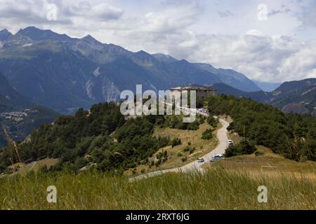 AUSSOIS, FRANKREICH, 25. JULI 2023: Blick auf den wunderschönen Vanoise-Nationalpark und das historische Fort Marie-Christine bei Aussois in den französischen Alpen. Das Fort Stockfoto