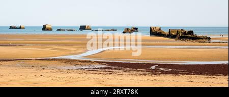 Überreste von Phoenix Caissons auf dem Sand, die nach den Landungen in der Normandie im Zweiten Weltkrieg zum Bau des Mulberry-Hafens am Gold Beach in Arromanches, Frankreich, verwendet wurden. Stockfoto