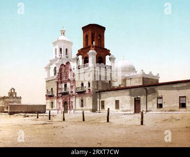 Mission San Xavier del Bac, Tucson, Arizona, 1902 Mission San Xavier del Bac ist eine historische spanische katholische Mission, die sich etwa 16 km südlich der Innenstadt von Tucson, Arizona, auf dem Tohono O'odham San Xavier Indianerreservat befindet. Stockfoto