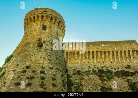 Der zylindrische Donjon der Rocca di Acquaviva Picena, die majestätische Festung von Acquaviva Picena aus dem 14. Jahrhundert. Acquaviva Picena, Region Marken Stockfoto